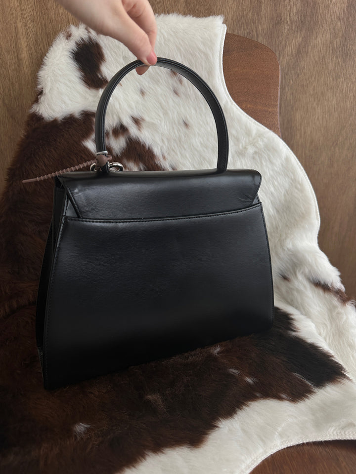 Givenchy Kelly Top Handle Bag 🖤💛｜Reversible Metal Clasp × Structured Silhouette × Elegant Top Handle