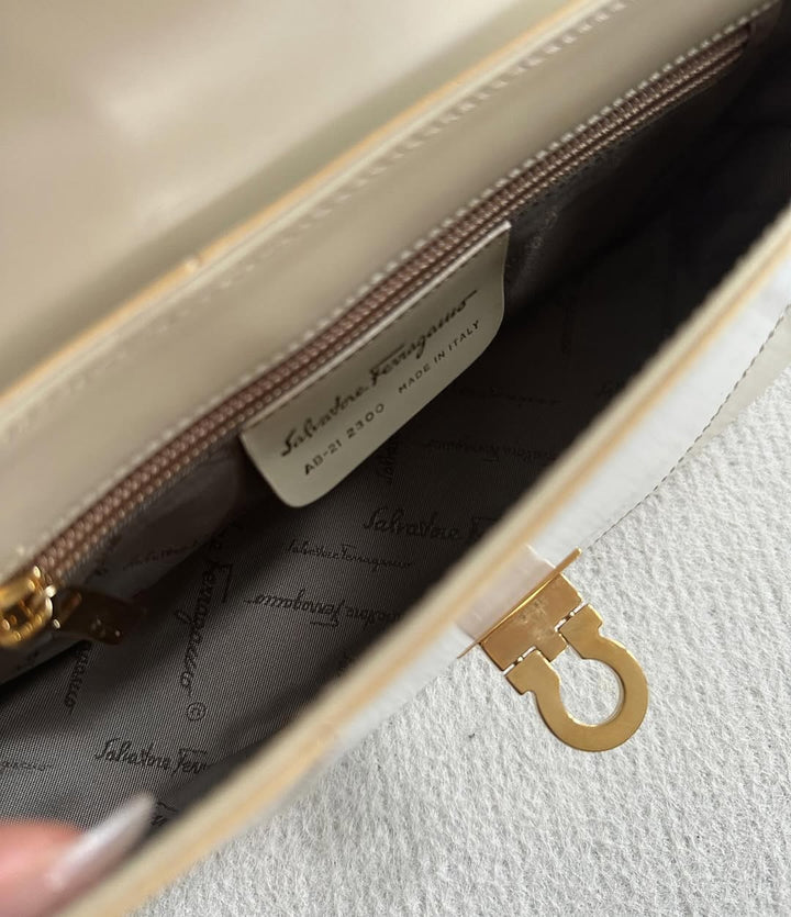 FERRAGAMO Cream & Beige Two-Tone Horseshoe Buckle Hobo｜Elegant Contrast × Goddess Vibes 🥞