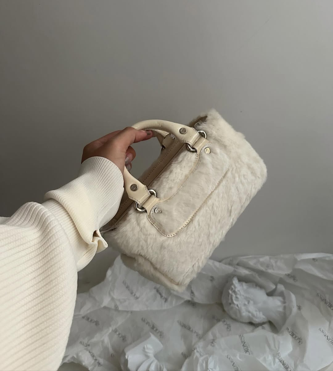 CELINE White Shearling Mini Top Handle Bag（20cm）｜Cozy Luxe in a Collectible Size 🦙✨