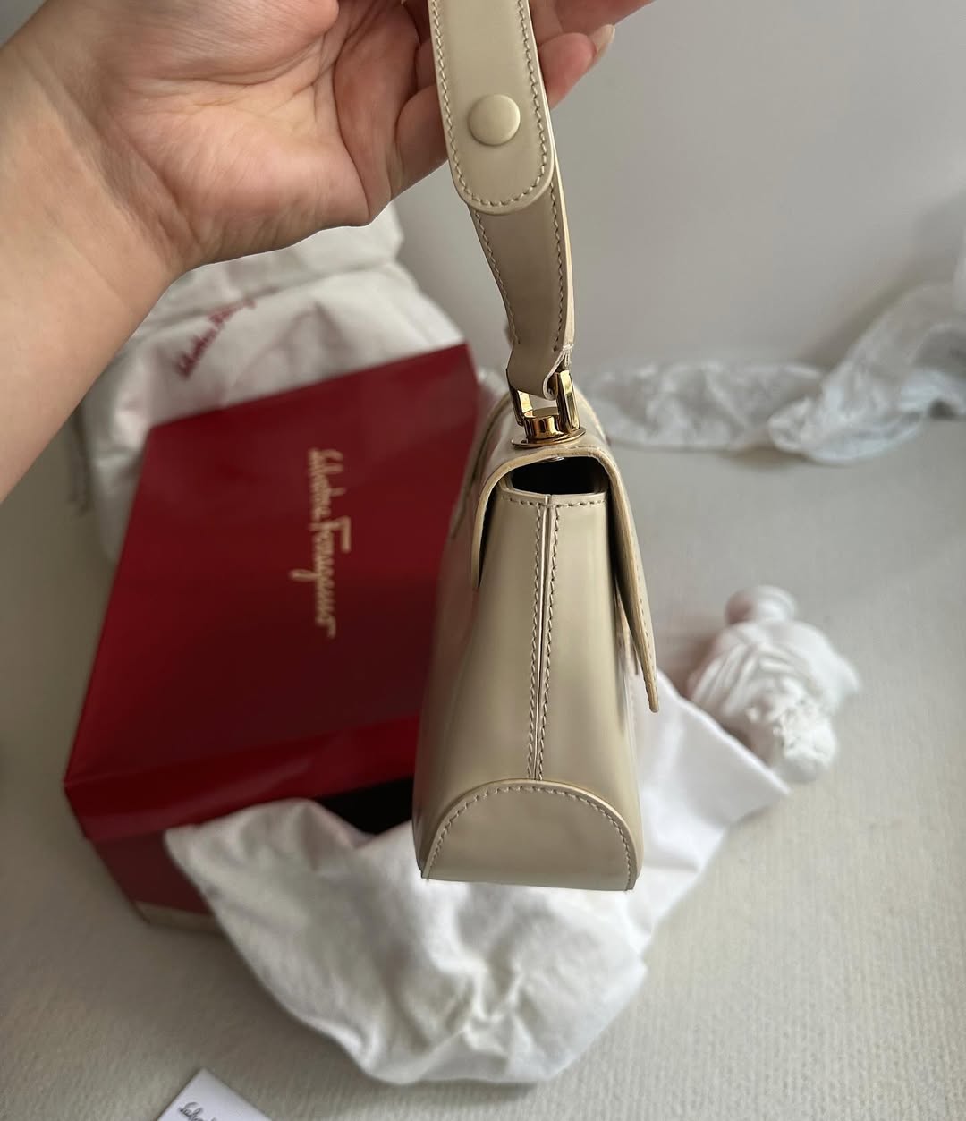 FERRAGAMO Cream & Beige Two-Tone Horseshoe Buckle Hobo｜Elegant Contrast × Goddess Vibes 🥞