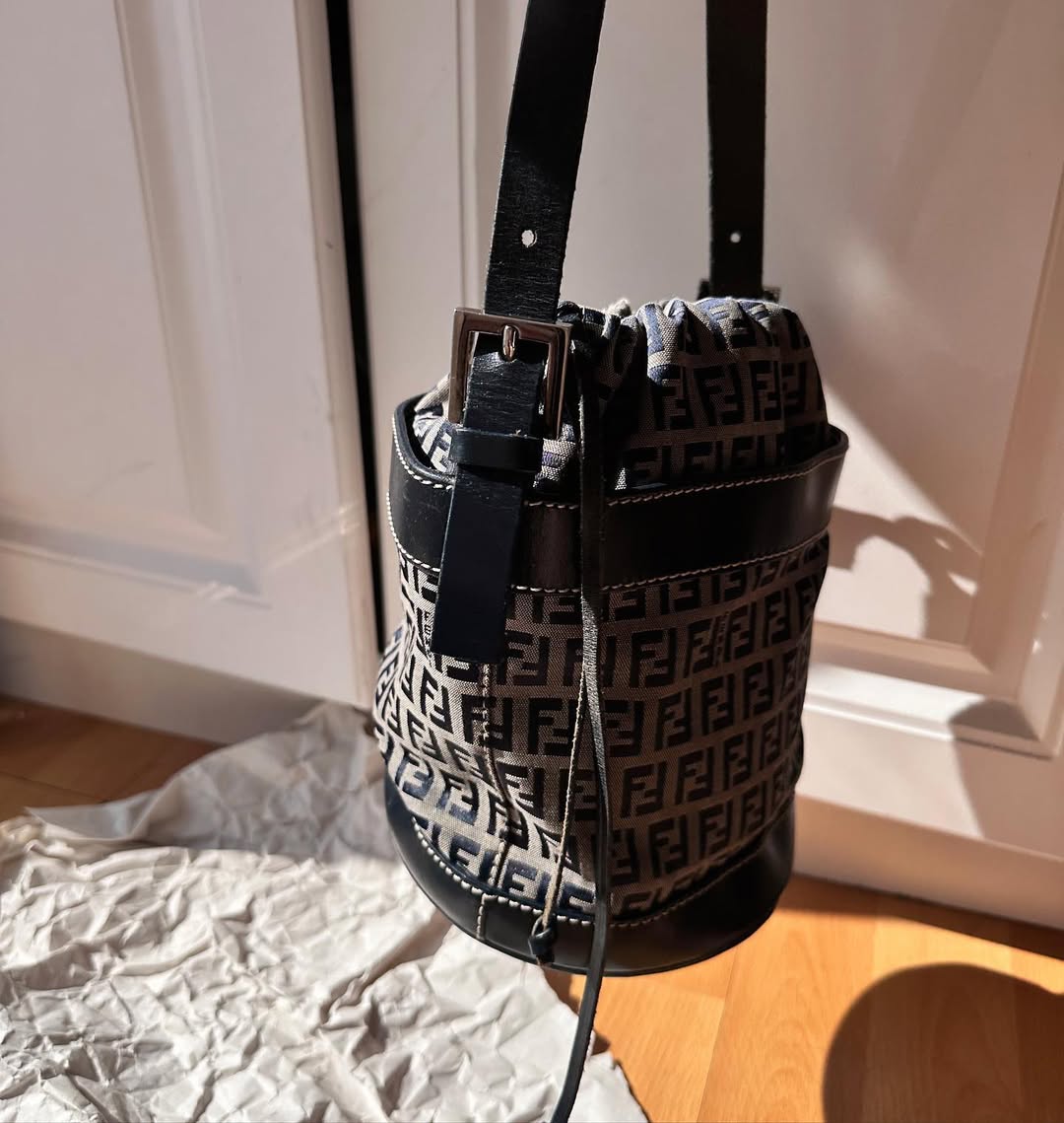 FENDI Monogram Drawstring Bucket Bag（Black & White）｜Playful Charm × Effortless Chic 🐼🖤