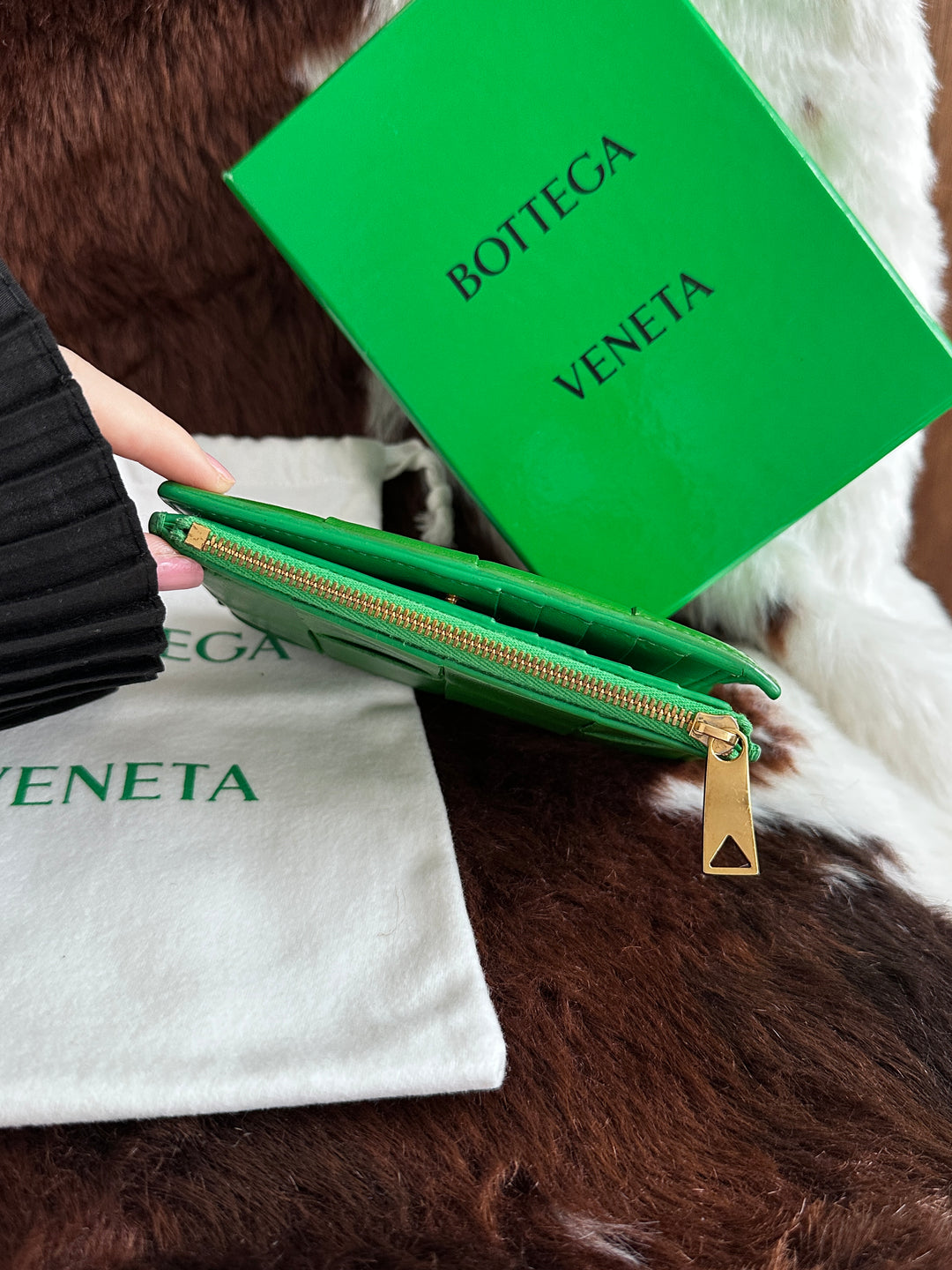Bottega Veneta Intrecciato Leather Wallet 🖤💚✨｜Signature Woven Design・Full Set Included・Vibrant Statement Color