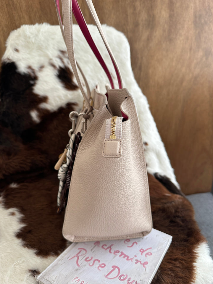 Ferragamo Leather Shoulder Bag 🤍🩷✨｜Bicolor Design・Grained Leather・Spacious Interior