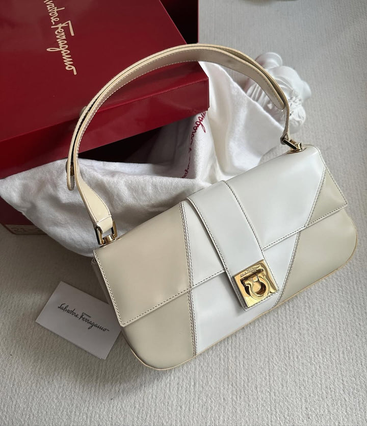 FERRAGAMO Cream & Beige Two-Tone Horseshoe Buckle Hobo｜Elegant Contrast × Goddess Vibes 🥞