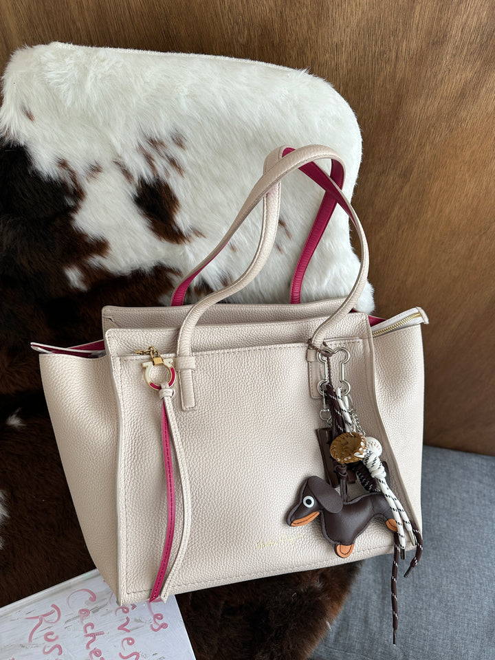 Ferragamo Leather Shoulder Bag 🤍🩷✨｜Bicolor Design・Grained Leather・Spacious Interior