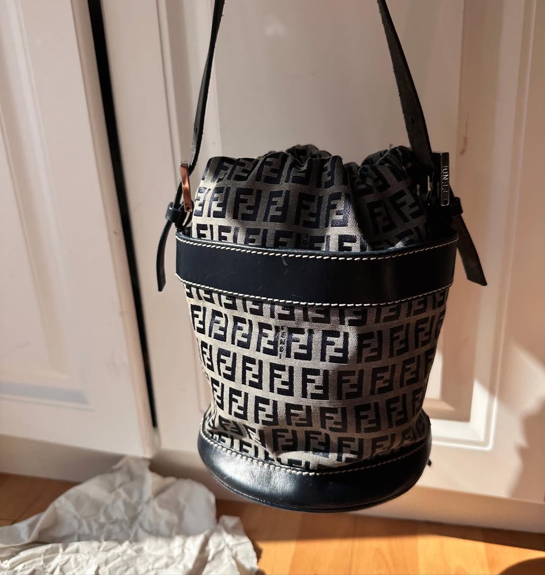FENDI Monogram Drawstring Bucket Bag（Black & White）｜Playful Charm × Effortless Chic 🐼🖤