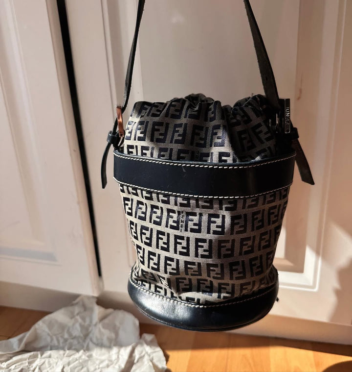 FENDI Monogram Drawstring Bucket Bag（Black & White）｜Playful Charm × Effortless Chic 🐼🖤