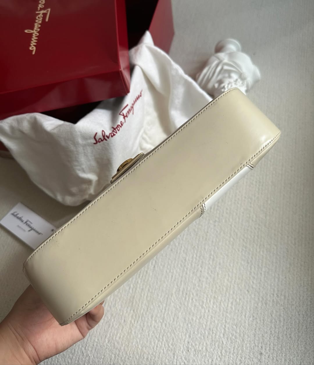 FERRAGAMO Cream & Beige Two-Tone Horseshoe Buckle Hobo｜Elegant Contrast × Goddess Vibes 🥞