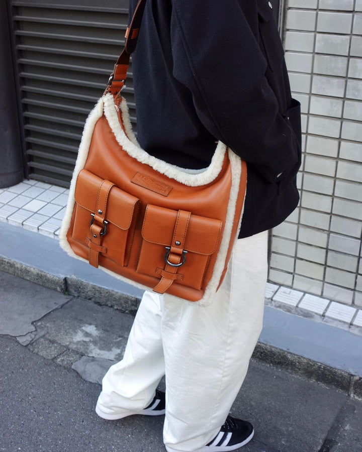 Ferragamo Shearling-Trim Messenger Bag ✨Utility Chic × Shearling Detail × Full Set