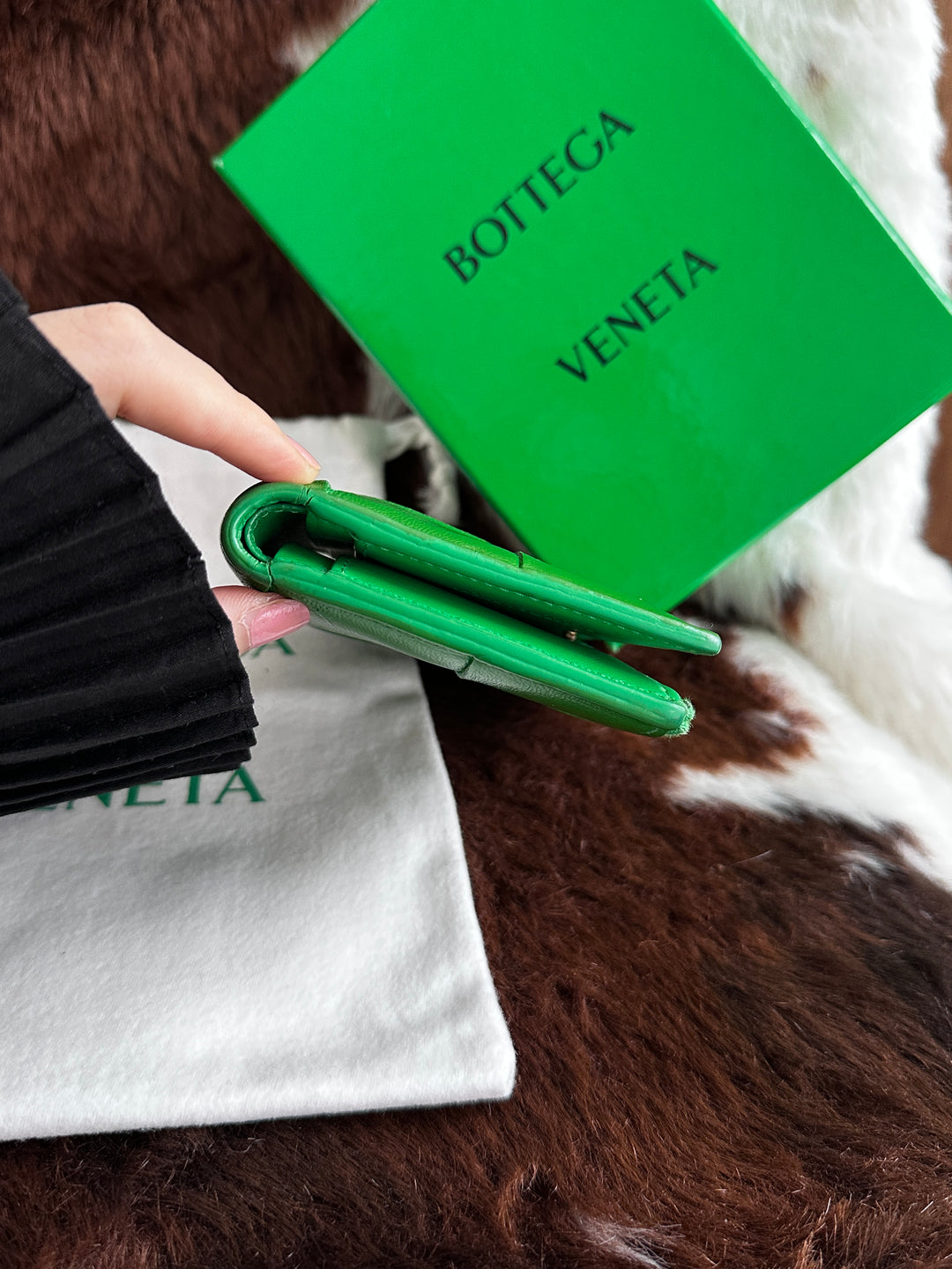 Bottega Veneta Intrecciato Leather Wallet 🖤💚✨｜Signature Woven Design・Full Set Included・Vibrant Statement Color