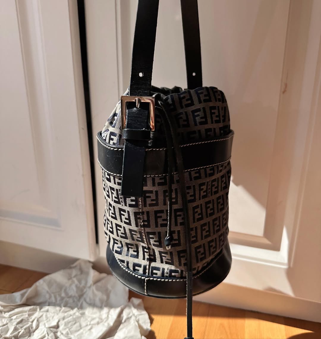FENDI Monogram Drawstring Bucket Bag（Black & White）｜Playful Charm × Effortless Chic 🐼🖤