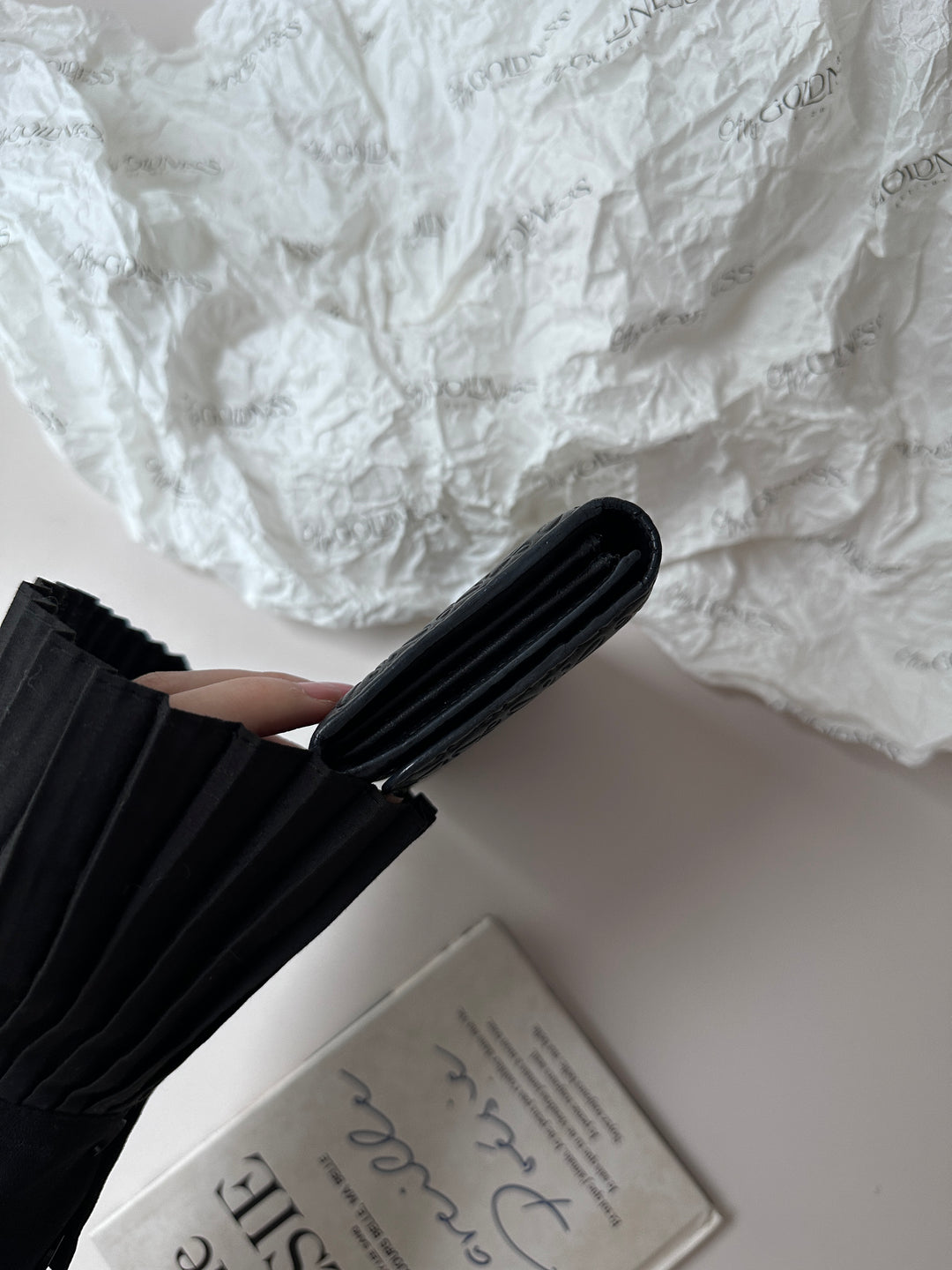 Loewe Embossed Leather Long Wallet 🖤✨｜Anagram Pattern・Refined Silhouette・Elegant Minimalism