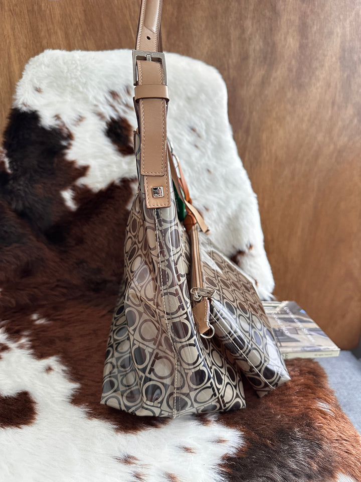 Ferragamo Transparent Monogram Hobo Bag 🤍🖤｜Clear PVC Design・Signature Monogram・With Pouch Set