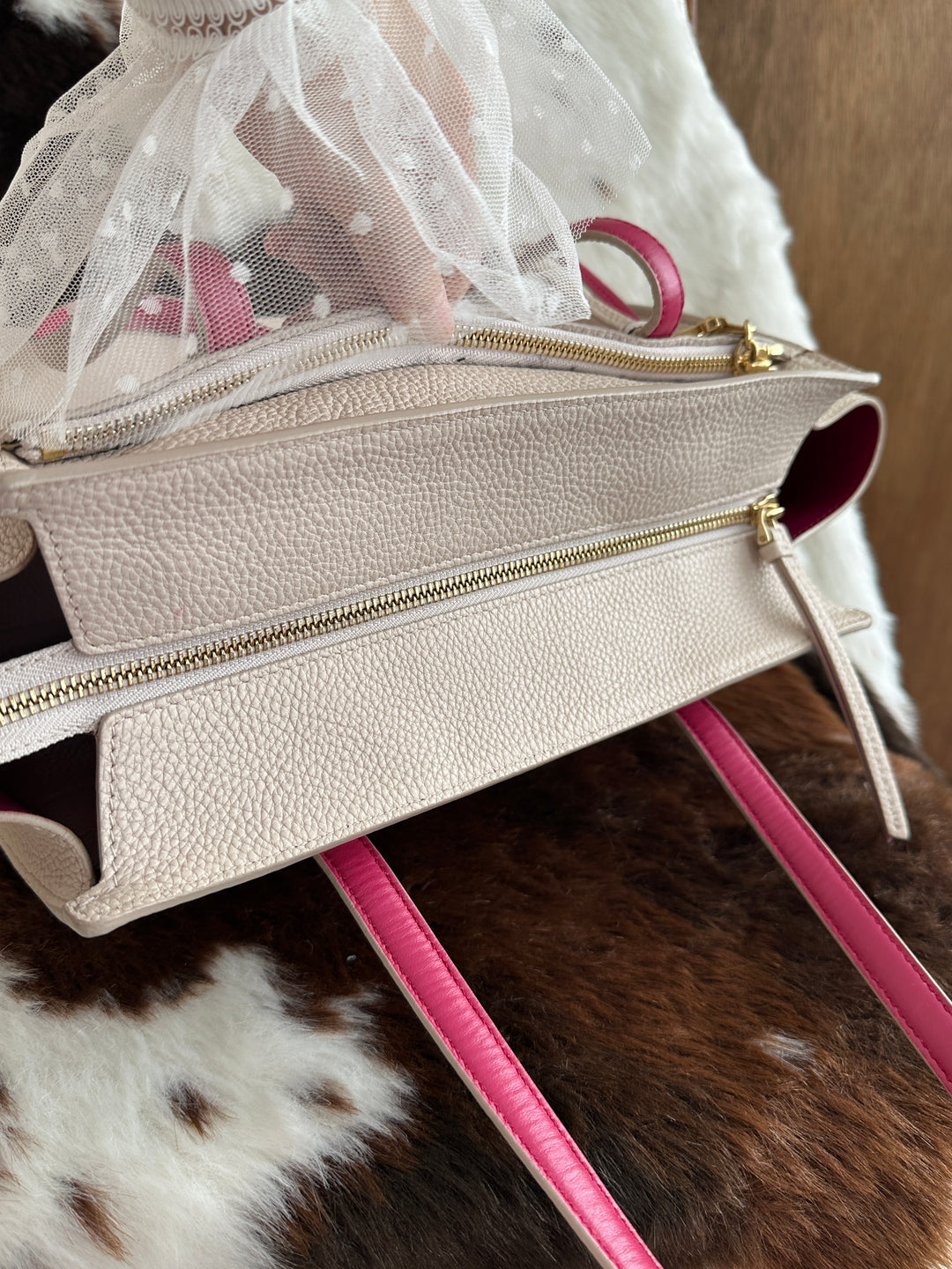 Ferragamo Leather Shoulder Bag 🤍🩷✨｜Bicolor Design・Grained Leather・Spacious Interior
