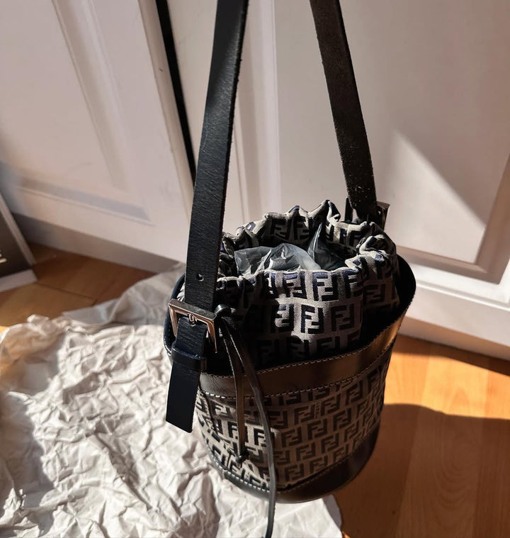 FENDI Monogram Drawstring Bucket Bag（Black & White）｜Playful Charm × Effortless Chic 🐼🖤