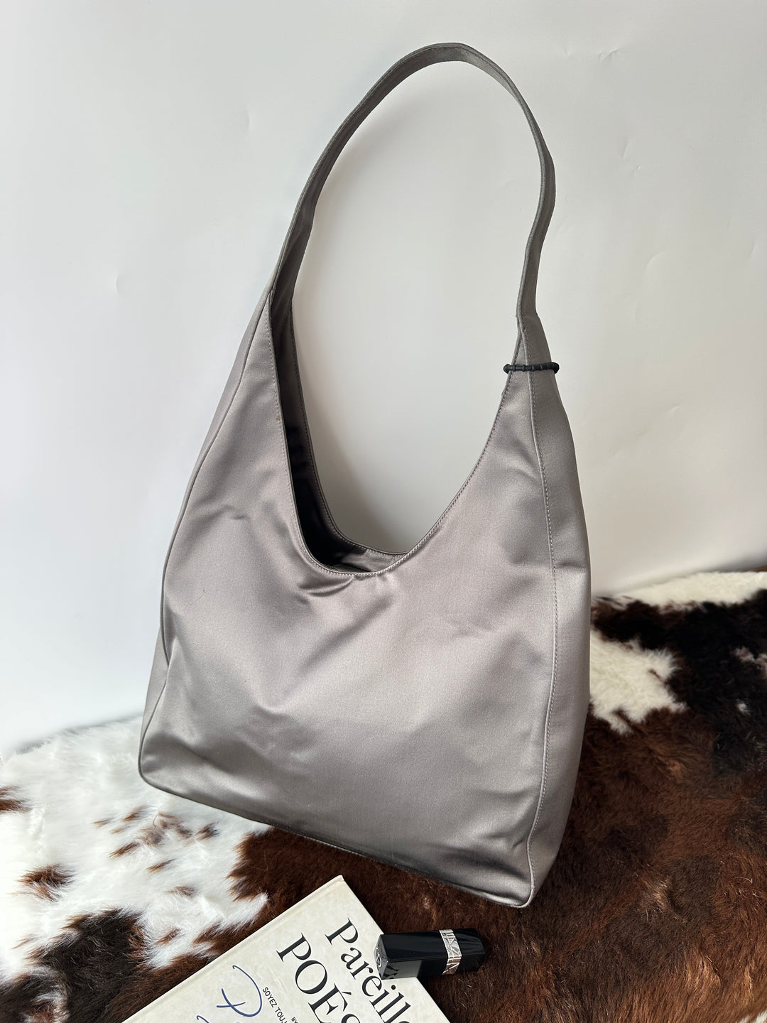 Prada Satin Hobo Bag 🩶｜Sculpted Hobo Silhouette・Lustrous Satin Finish・Chic Minimalist
