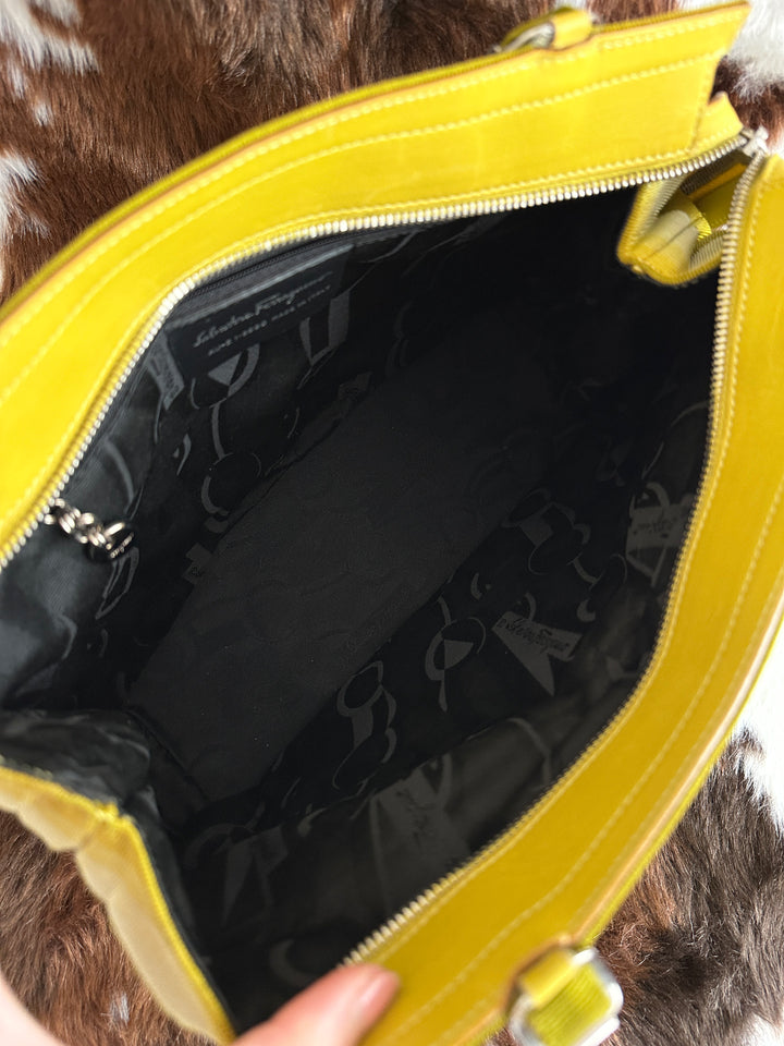 Ferragamo Logo Chain Shoulder Bag 🥑｜Avocado Gradient Tone × Signature Logo Chain × Lightweight Everyday Style