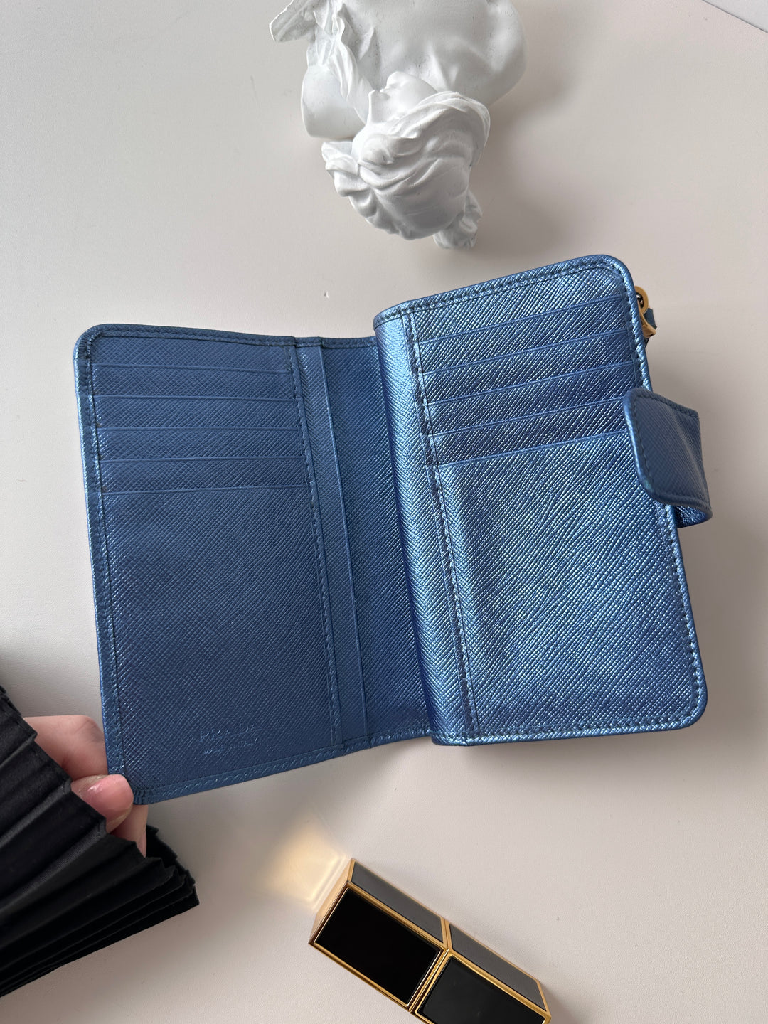 Prada Saffiano Leather Compact Wallet 💙✨｜Iconic Saffiano Texture😍・Elegant Blue Tone・Compact & Functional