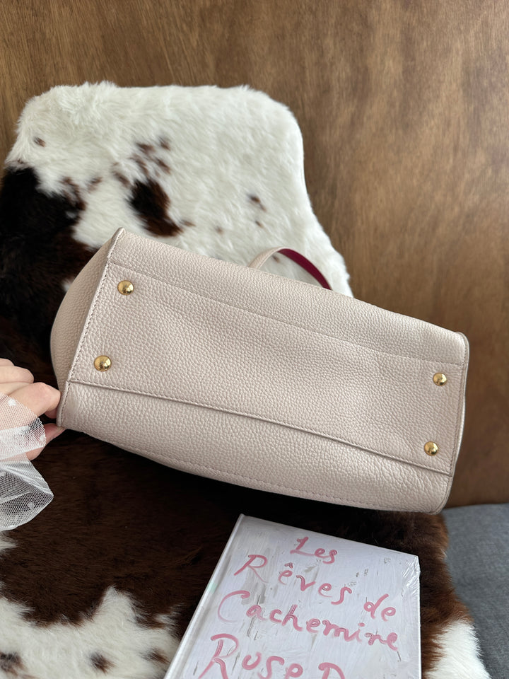 Ferragamo Leather Shoulder Bag 🤍🩷✨｜Bicolor Design・Grained Leather・Spacious Interior