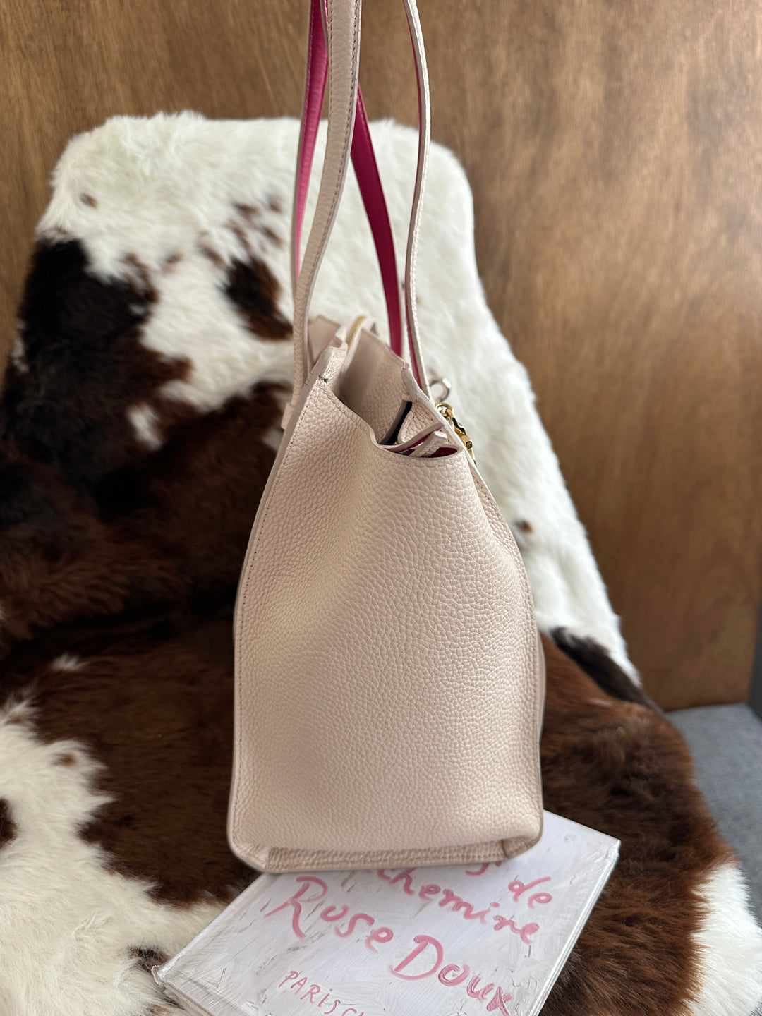 Ferragamo Leather Shoulder Bag 🤍🩷✨｜Bicolor Design・Grained Leather・Spacious Interior