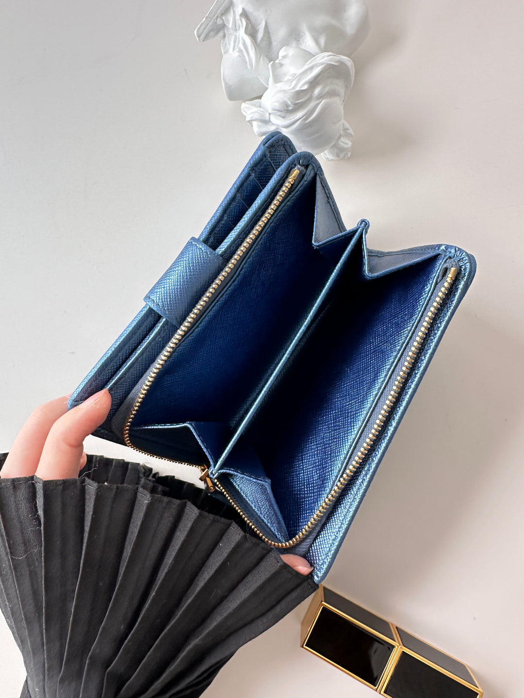Prada Saffiano Leather Compact Wallet 💙✨｜Iconic Saffiano Texture😍・Elegant Blue Tone・Compact & Functional
