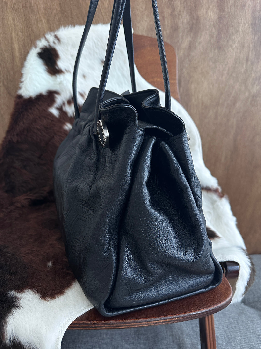 Bvlgari Logo Embossed Leather Tote Bag 🖤｜Hexagon Embossed Pattern・Silver Ring Hardware・Elegant Everyday