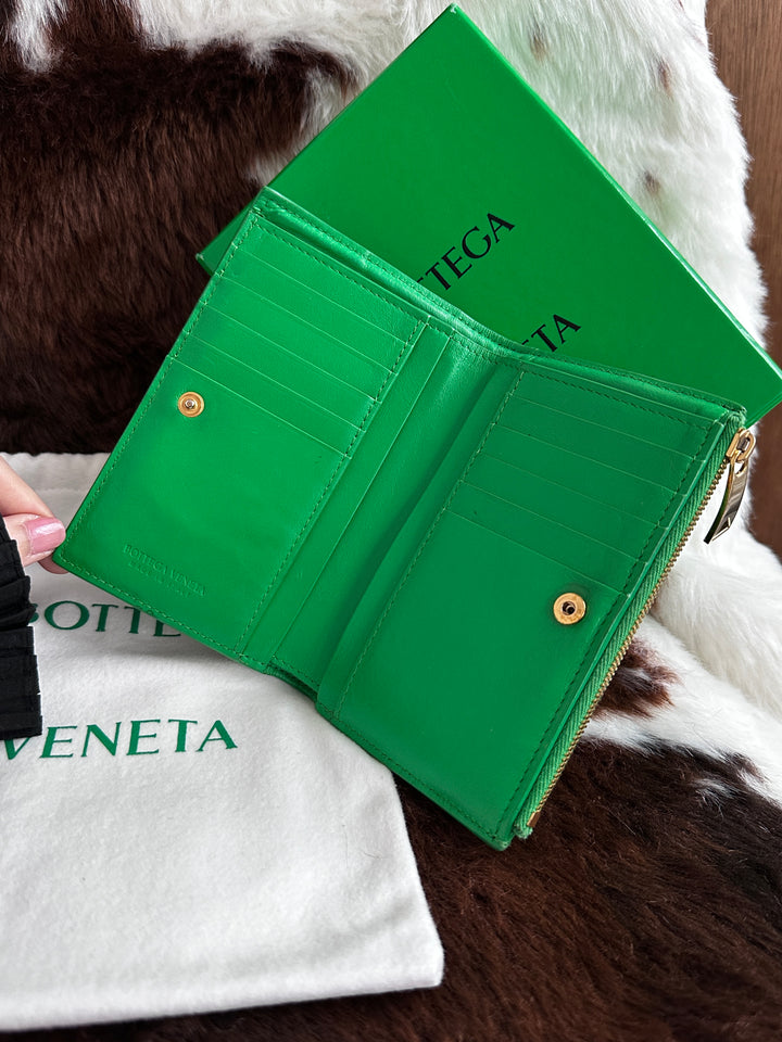 Bottega Veneta Intrecciato Leather Wallet 🖤💚✨｜Signature Woven Design・Full Set Included・Vibrant Statement Color