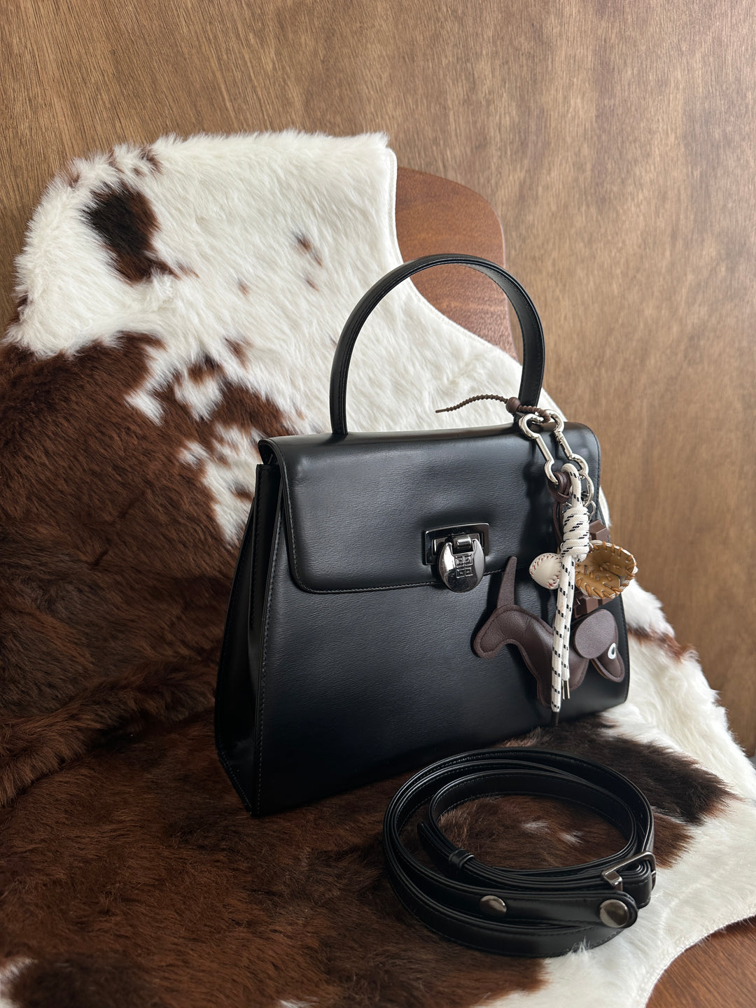 Givenchy Kelly Top Handle Bag 🖤💛｜Reversible Metal Clasp × Structured Silhouette × Elegant Top Handle