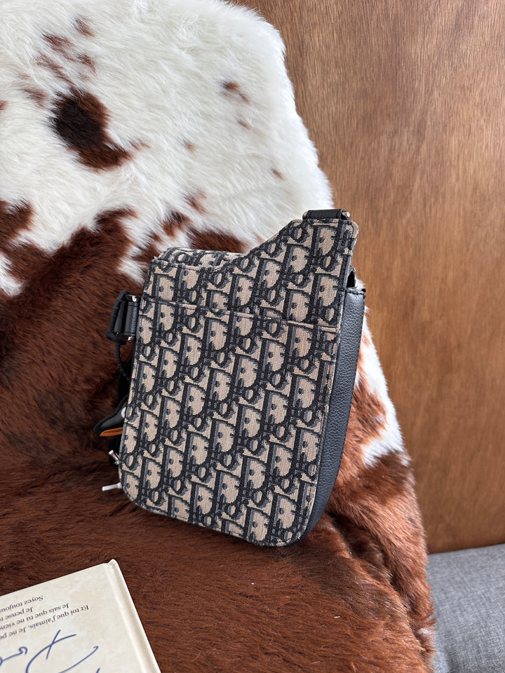 Dior Oblique Saddle Camera Bag 💙🩶｜Iconic Oblique Canvas・Unisex Design・Modern Classic