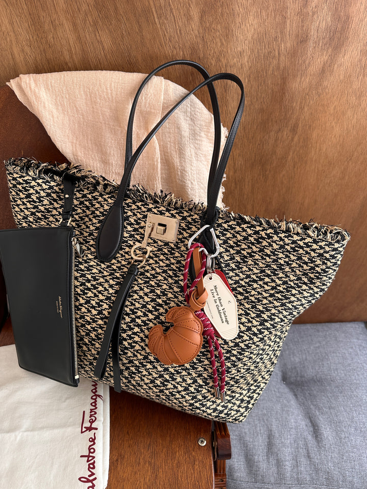 Ferragamo Special Show Raffia Tote Bag 👒｜Runway-Style Raffia Weave × Comes with Pouch × Chic Spring-Summer Mood