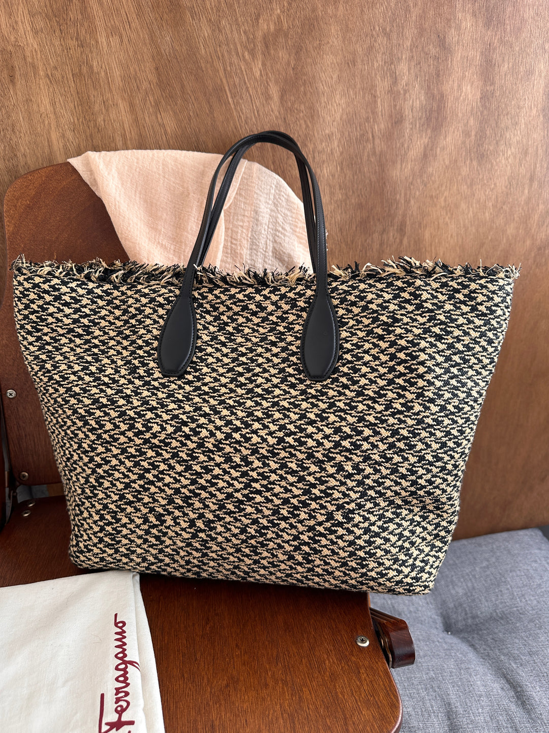 Ferragamo Special Show Raffia Tote Bag 👒｜Runway-Style Raffia Weave × Comes with Pouch × Chic Spring-Summer Mood