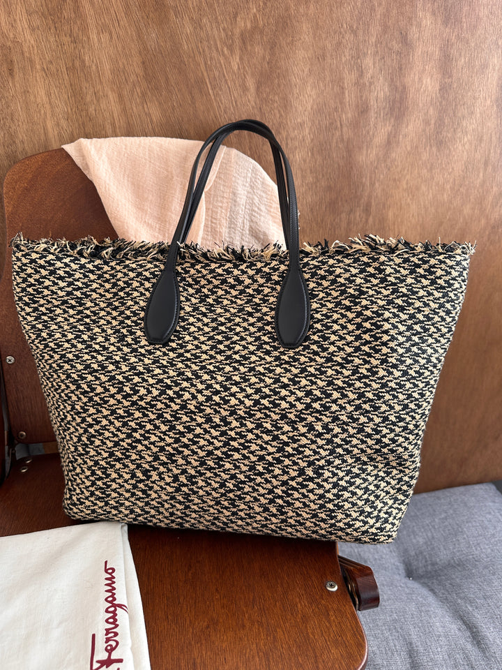 Ferragamo Special Show Raffia Tote Bag 👒｜Runway-Style Raffia Weave × Comes with Pouch × Chic Spring-Summer Mood