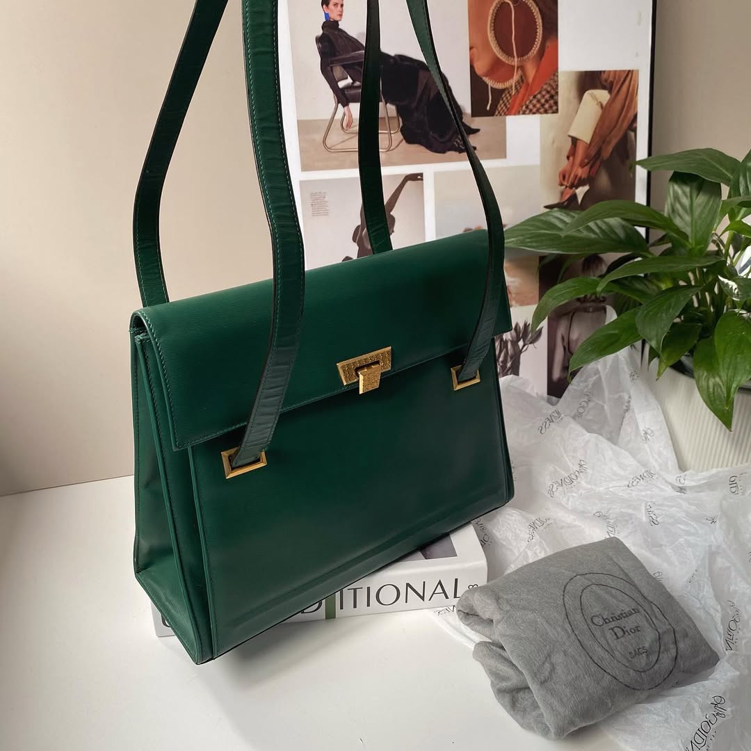Christian Dior shoulder bag🌲🍵 with dust bag