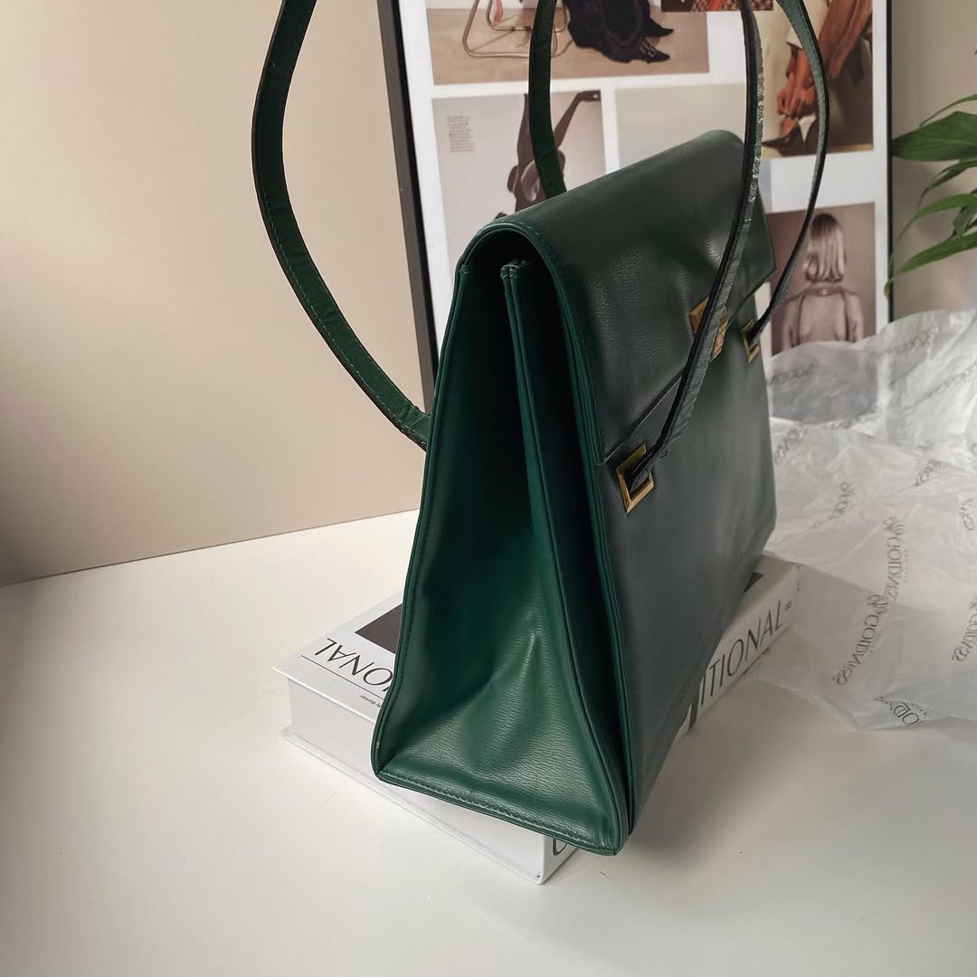 Christian Dior shoulder bag🌲🍵 with dust bag