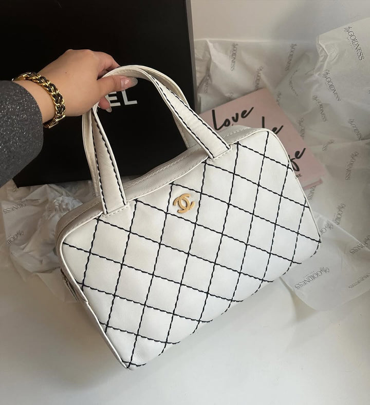 CHANEL Wild Stitch Handbag（White × Black Stitching）｜Elegant Statement × Functional Size 🤍🖤