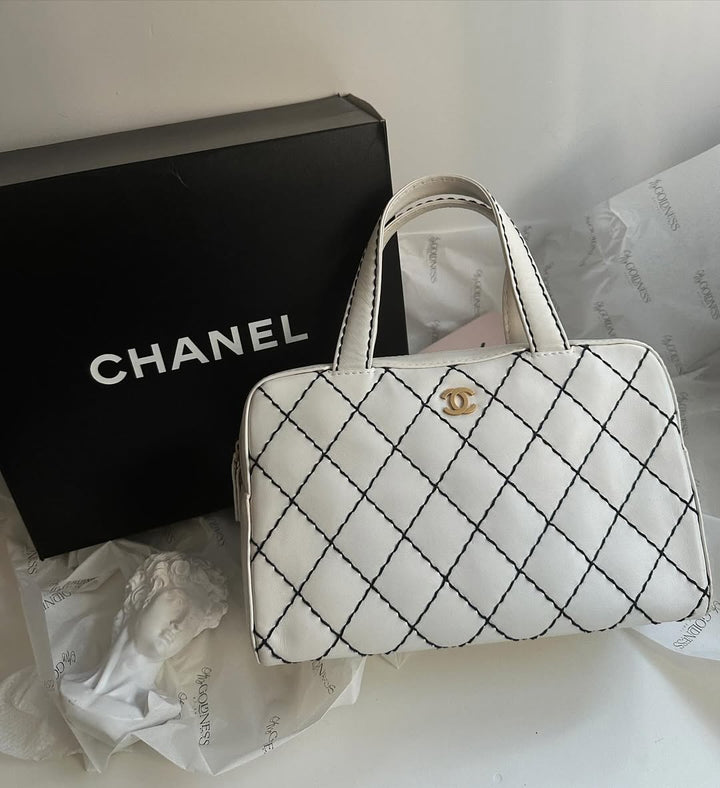 CHANEL Wild Stitch Handbag（White × Black Stitching）｜Elegant Statement × Functional Size 🤍🖤