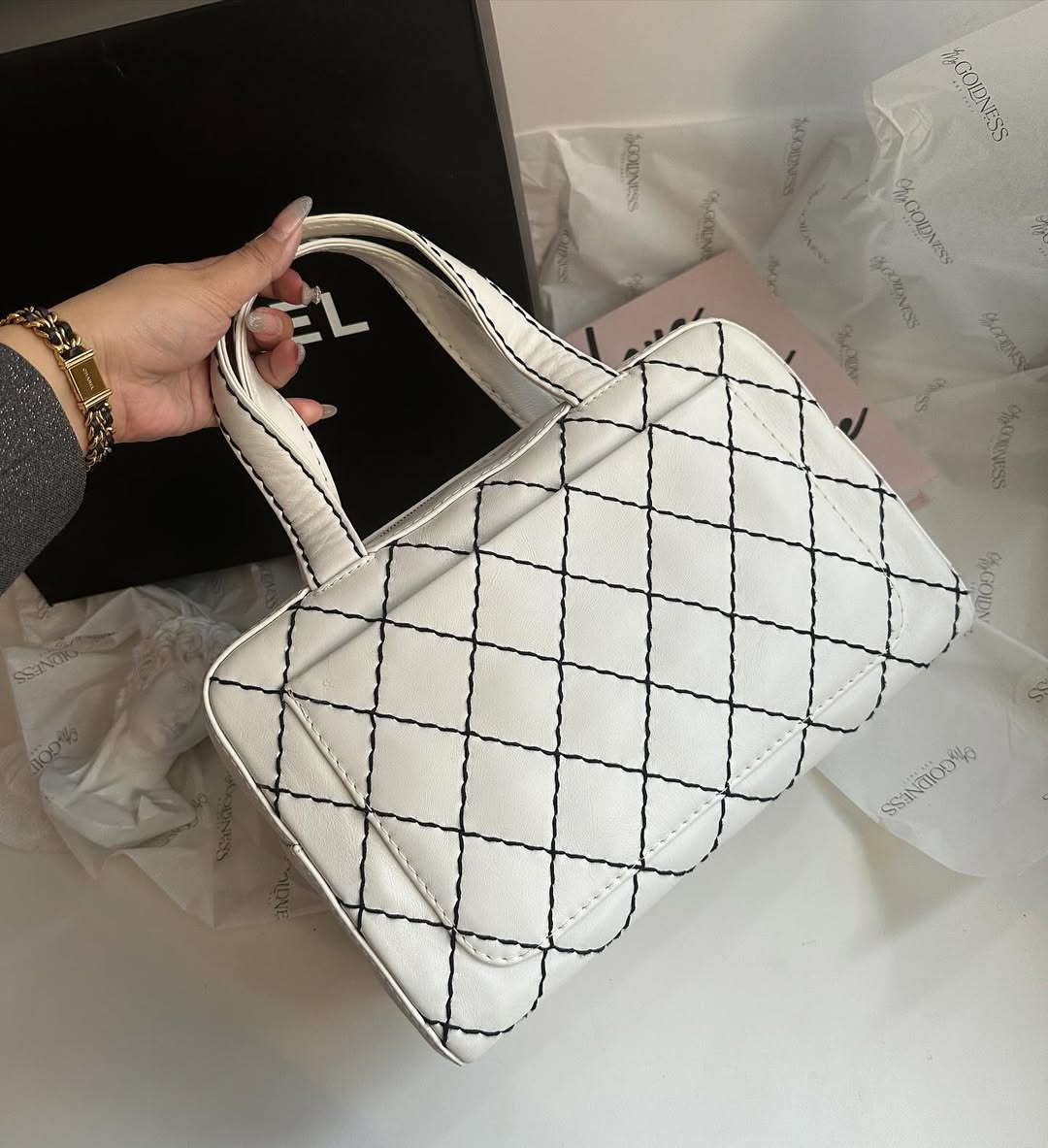 CHANEL Wild Stitch Handbag（White × Black Stitching）｜Elegant Statement × Functional Size 🤍🖤