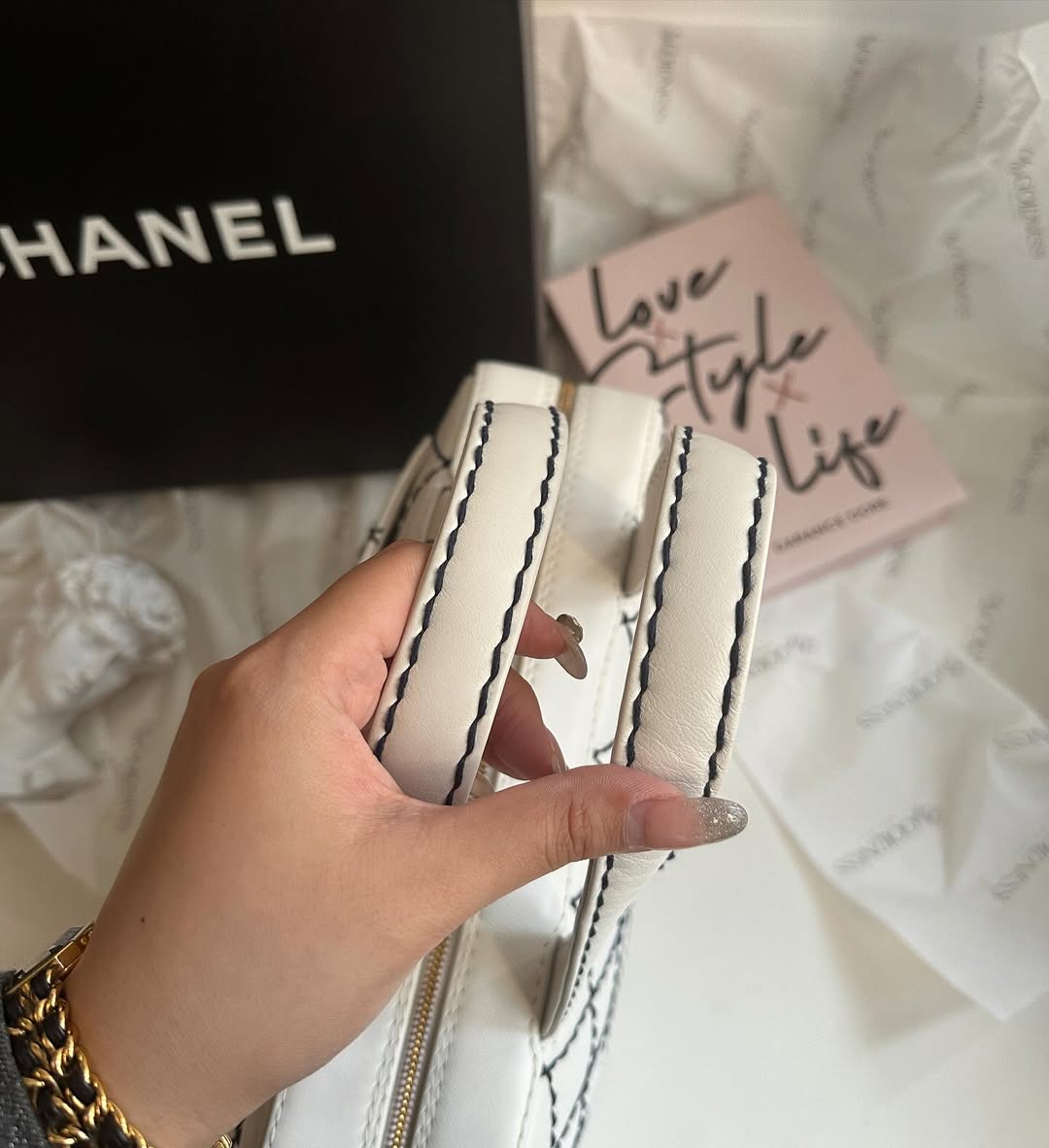 CHANEL Wild Stitch Handbag（White × Black Stitching）｜Elegant Statement × Functional Size 🤍🖤
