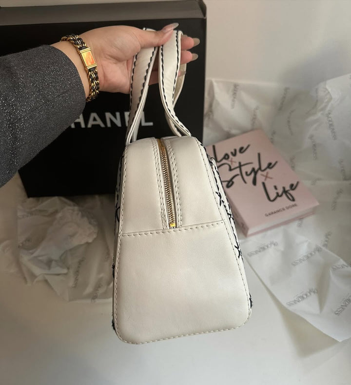 CHANEL Wild Stitch Handbag（White × Black Stitching）｜Elegant Statement × Functional Size 🤍🖤