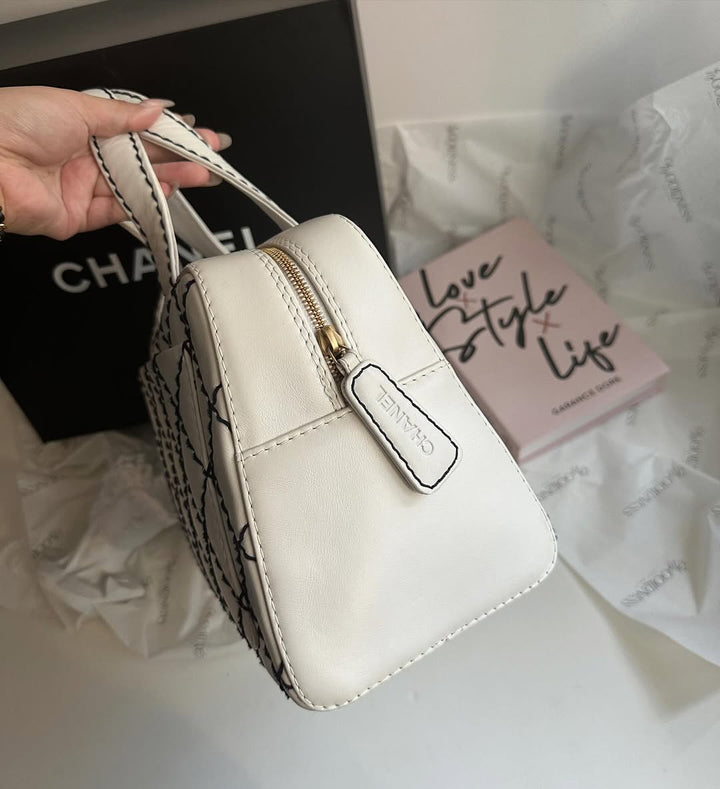 CHANEL Wild Stitch Handbag（White × Black Stitching）｜Elegant Statement × Functional Size 🤍🖤
