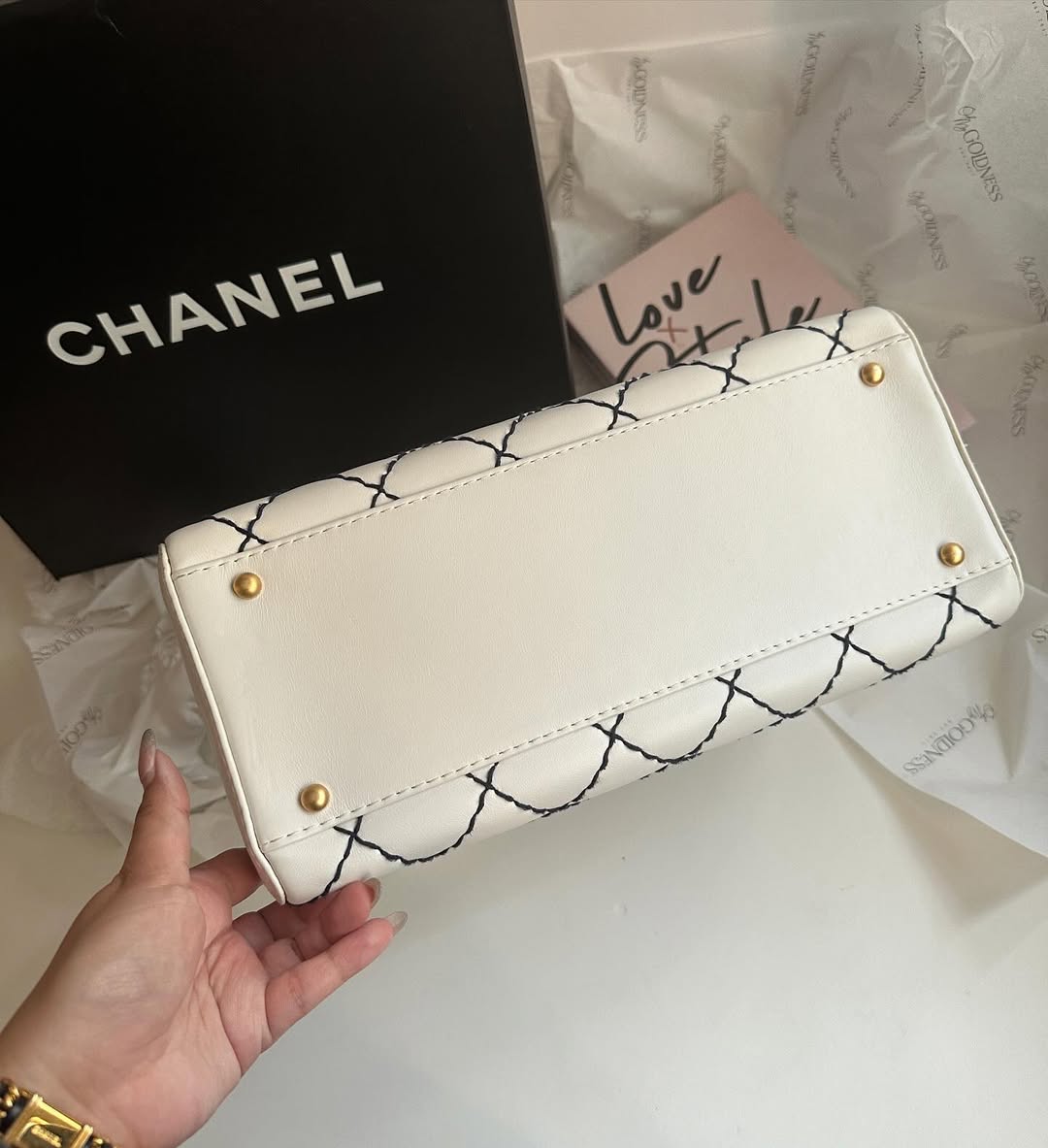 CHANEL Wild Stitch Handbag（White × Black Stitching）｜Elegant Statement × Functional Size 🤍🖤