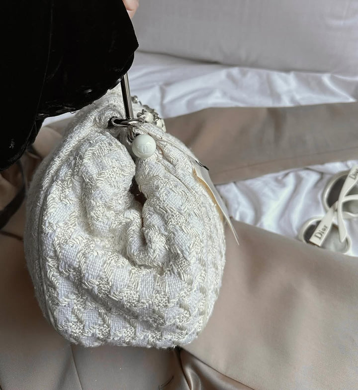 CHANEL Tweed & Metal Handle Bag（Ivory White × Silver Hardware）｜Rare Sweetness × Textured Charm 🤍✨
