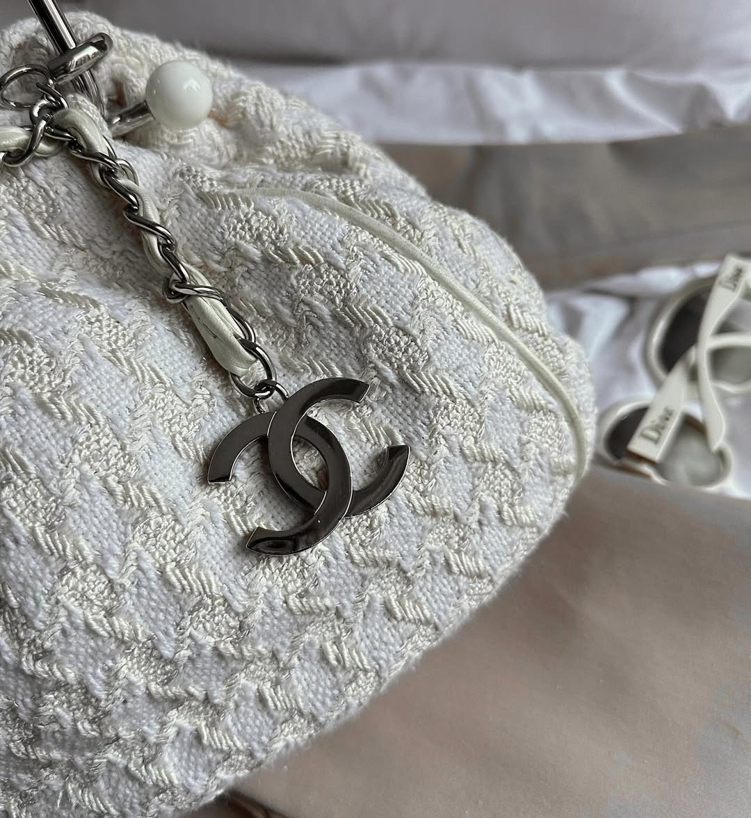CHANEL Tweed & Metal Handle Bag（Ivory White × Silver Hardware）｜Rare Sweetness × Textured Charm 🤍✨