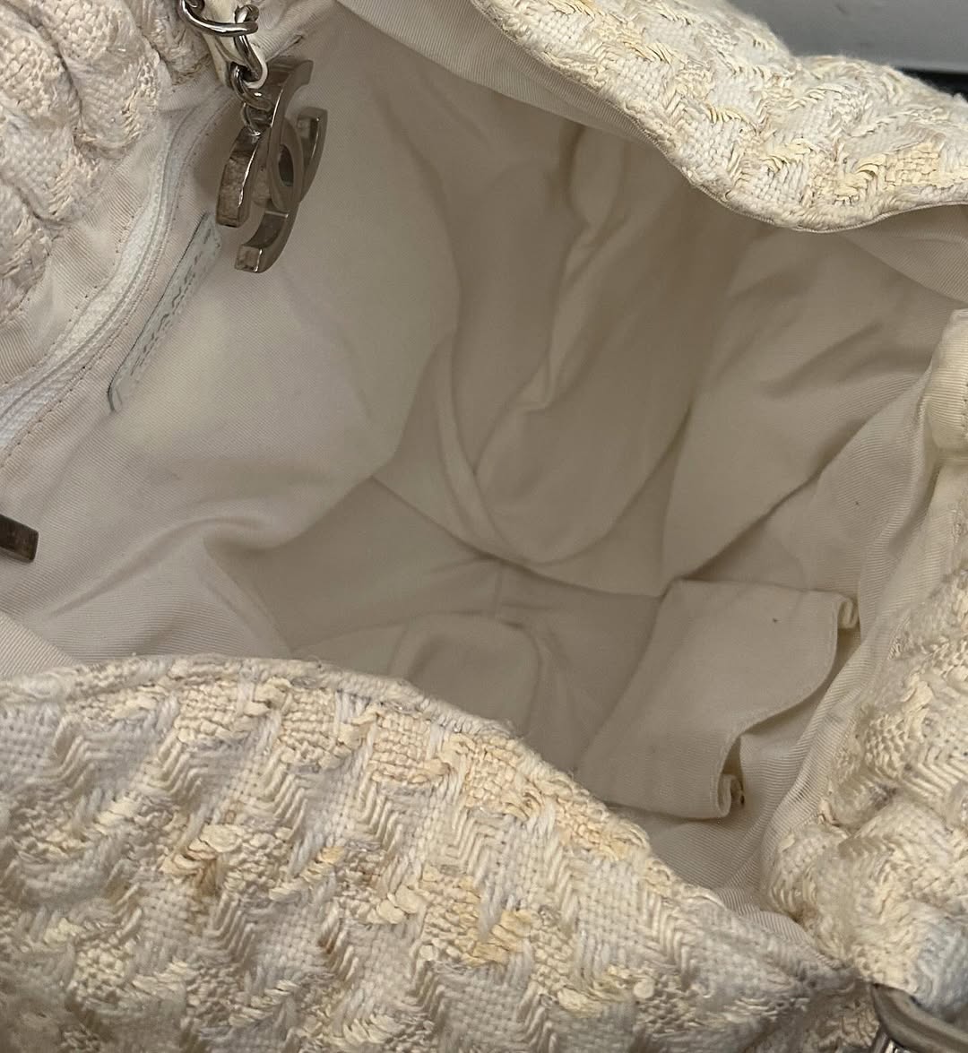 CHANEL Tweed & Metal Handle Bag（Ivory White × Silver Hardware）｜Rare Sweetness × Textured Charm 🤍✨