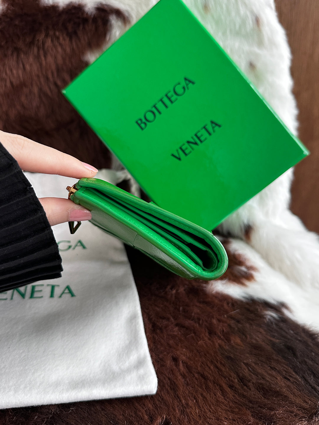 Bottega Veneta Intrecciato Leather Wallet 🖤💚✨｜Signature Woven Design・Full Set Included・Vibrant Statement Color