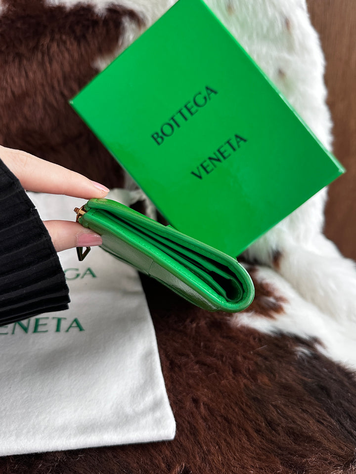 Bottega Veneta Intrecciato Leather Wallet 🖤💚✨｜Signature Woven Design・Full Set Included・Vibrant Statement Color