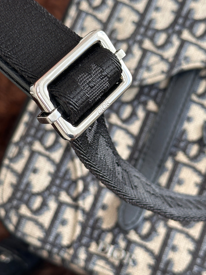 Dior Oblique Saddle Camera Bag 💙🩶｜Iconic Oblique Canvas・Unisex Design・Modern Classic