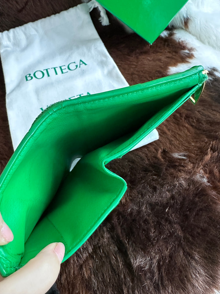 Bottega Veneta Intrecciato Leather Wallet 🖤💚✨｜Signature Woven Design・Full Set Included・Vibrant Statement Color