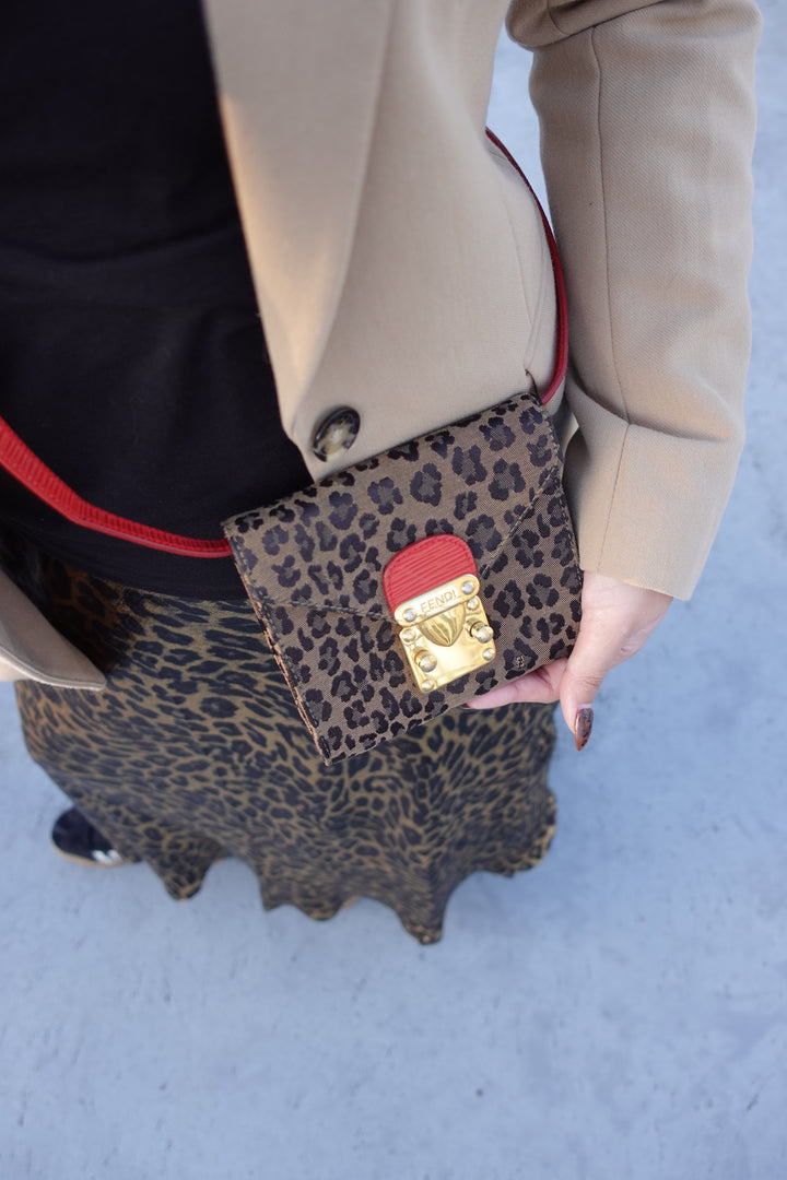 FENDI Leopard Mini Crossbody / Belt Bag（Leopard Print Canvas × Gold-tone Lock）｜Playful Chic × Statement Accessory 🐆✨