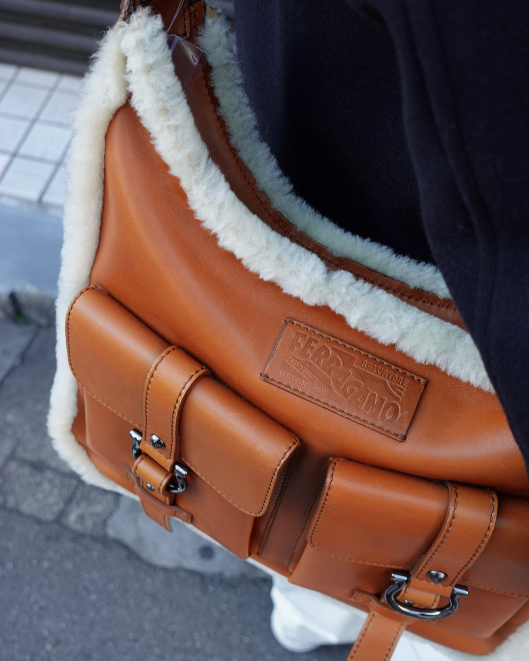 Ferragamo Shearling-Trim Messenger Bag ✨Utility Chic × Shearling Detail × Full Set